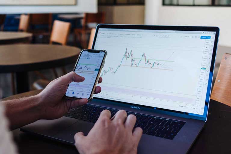 Smartphone und Laptop mit Graph